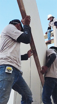 ทีมงานกำลังติดตั้งแผ่นโครงสร้างสำเร็จรูป TANNIT MICRO PRECAST สำหรับบ้านประหยัดพลังงานที่ก่อสร้างได้รวดเร็ว ใช้แรงงานน้อย